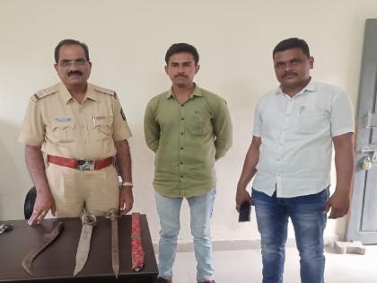 Unlicensed weapon holder arrested in Jalna: Three swords seized | जालन्यात विनापरवाना शस्त्र बाळगणारा अटकेत, तीन तलवारी जप्त