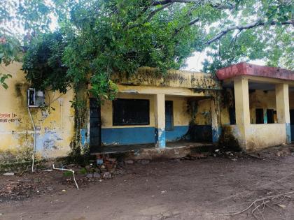 Roof leaks, broken doors and windows; Then how will the number of ZP schools increase? | छताला गळती, दारे-खिडक्या तुटल्या,फरशी फुटली; मग झेडपी शाळांची पटसंख्या वाढेल कशी?