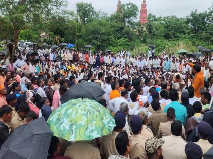 manage wild animals; Farmers march on Divisional Forest Officer office in heavy rain | 'वन्यप्राण्यांचा बंदोबस्त करा'; भर पावसात शेतकऱ्यांचा विभागीय वनअधिकारी कार्यालयावर मोर्चा