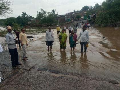 Heavy rains in Jalkot; The soil was washed away with the crops! Water entered the farmer's house | जळकोटात अतिवृष्टी; पिकांसह मातीही गेली वाहून; शेतकऱ्यांच्या घरात पाणी शिरलं