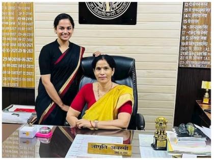 jagrati awasthi ias success story mother daughter relationship viral photo | स्वप्नपूर्ती! आईला घेऊन ऑफिसमध्ये आली IAS ऑफिसर; फोटो व्हायरल, लोकांनी केलं कौतुक