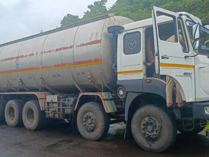 A tanker full of explosives is running on the highway, the police are running and there is nothing! | स्फोटकाने भरलेला टॅंकर महामार्गावर धावतोय, पोलिसांची धावाधाव अन् हाती काहीच नाही!