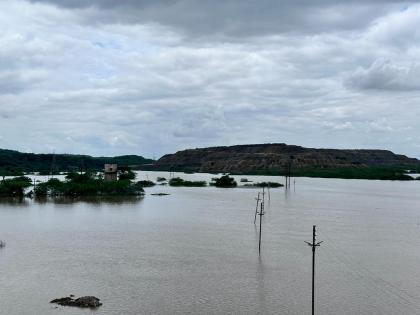 Kolgaon besieged by flood, communication lost; The flood situation is due to the soil of Vekoli | कोलगावला पुराचा वेढा, संपर्क तुटला; वेकोलीच्या मातीमुळेच पूरपरिस्थिती