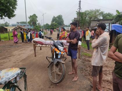 mbulance was not available, body of young man suffering from tuberculosis was tied to bed on bike | रुग्णवाहिका न मिळाल्याने क्षयरोगग्रस्त युवकाचा मृतदेह दुचाकीवर खाटेला बांधून नेला