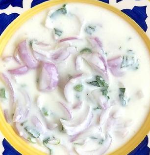दही-कांदा एकत्र खावा का? दह्यात कांदा घालून खाल्ला तर पचन बिघडतं की सुधारतं?