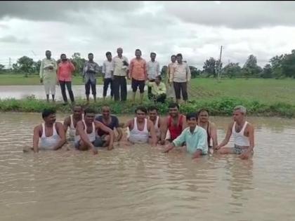 Swabhimani Farmers Association's protest against stagnant water in the fields | स्वाभिमानी शेतकरी संघटनेचे शेतात साचलेल्या पाण्यात आंदाेलन