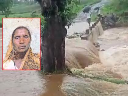 Mother-son, returning from the farm, was swept away in the flood with his two-wheeler; Mother's body was found | शेतातून परतणारे मायलेक दुचाकीसह पुरात वाहून गेले; आईचा मृतदेह सापडला