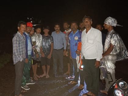 Five laborers who were trapped in the flood of the stream were pulled out safely | ओढ्याच्या पुरात अडकलेल्या पाच मजुरांना सुखरूप काढले बाहेर