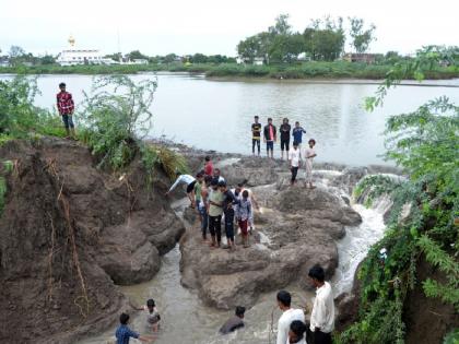 A lake burst in Vasmat; Water in many houses in the city, citizens spent the night awake | वसमतमध्ये तलाव फुटला; शहरातील अनेक घरात पाणी, नागरिकांनी रात्र जागून काढली