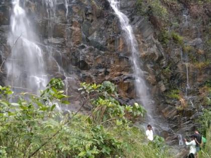 Drunken youths have fun on the waterfall in the sack risking their lives | जीव धोक्यात घालून बोरीतील धबधब्यावर मद्यपी तरुणांची मौजमजा