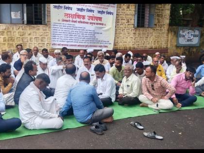 Farmers of Barshi go on hunger strike in front of Tehsil for increased remuneration | वाढीव मोबदल्यासाठी बार्शीतील शेतकऱ्यांचे तहसीलसमोर उपोषण