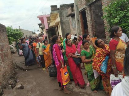 Waited in line for 6 hours but got darshan; 1 Lakh devotees fell under Purushottam's feet on the occasion of Ekadashi | ६ तास रांगेत थांबले पण दर्शन घेतलेच; १ लाख भाविक एकादशी निमित्त पुरुषोत्तम चरणी लीन