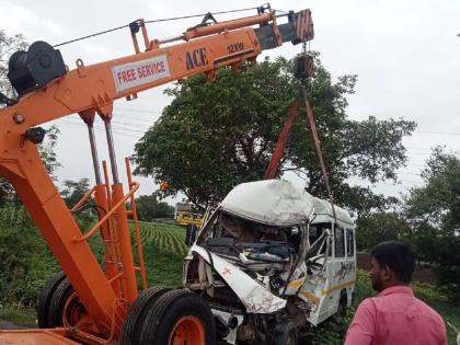 Accident to minibus while overtaking in Beed; Eight devotees of Jalgaon injured while going for Devdarshan | ओव्हरटेक करताना मिनीबसला अपघात; देवदर्शनासाठी जाणारे जळगावचे आठ भाविक जखमी