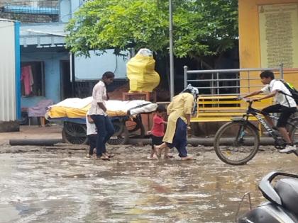 Mayur Park or 'Chikhaldara'? The roads were dug for the water channel, now there is a swamp | मयूर पार्क की ‘चिखलदरा’? जलवाहिनीसाठी खोदून ठेवले रस्ते, तेथे साचली आता दलदल