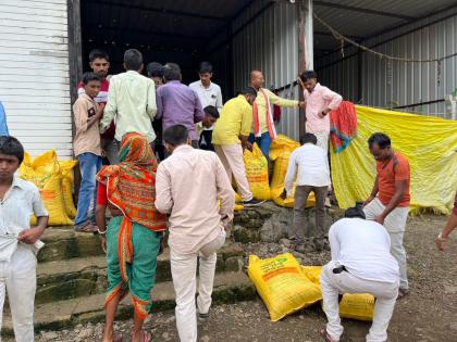 The protesters broke the seal of the warehouse of the agricultural center and distributed urea | आंदोलकांनी कृषी केंद्राच्या गोदामाचे सील तोडत युरियाचे केले वितरण