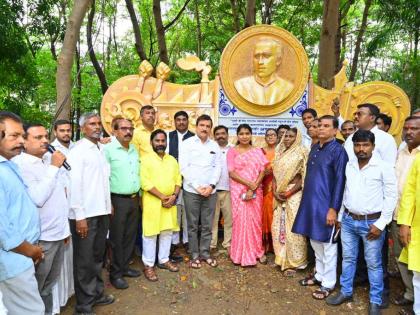 Inauguration of Annabhau Sathe mural sculpture in Kandivali in excitement | कांदिवलीत अण्णाभाऊ साठे भित्ती शिल्पाचे उदघाटन उत्साहात