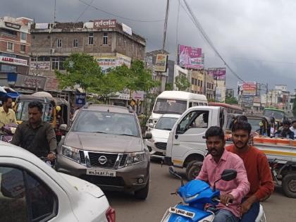 Traffic jam in front of Tehsil office of Latur; Intrusion of vehicles coming from the wrong side | लातूरच्या तहसील कार्यालयासमोर ट्रॅफिक जाम; राँग साइडने येणाऱ्या वाहनांची घुसखोरी