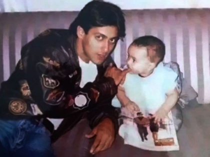 Salman khan share sister arpita khan sharma throwback childhood photo on her birthday and wish | फोटोत सलमानचं बोट चावणाऱ्या या मुलीला ओळखलंत का?, आता आहे प्रसिद्ध अभिनेत्याची आहे पत्नी