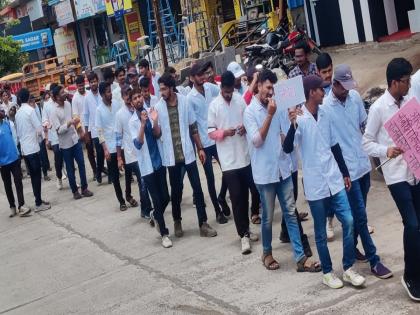 Veterinary college students march for various demands | पशुवैद्यक महाविद्यालयातील विद्यार्थ्यांचा विविध मागण्यांसाठी मोर्चा