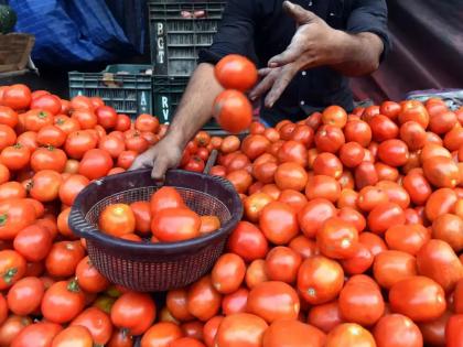 ghaziabad four tomatoes came in 250 grams customer assaulted shopkeeper | दे दणादण! पाव किलोमध्ये 4 टोमॅटो पाहून महिलेचा चढला पारा; भाजी विक्रेत्याला केली मारहाण