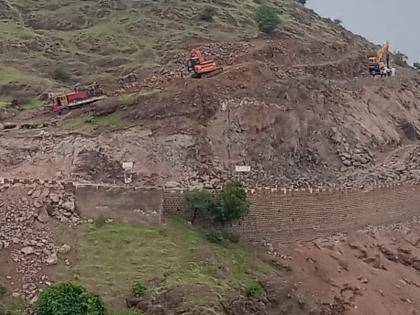 The work of breaking the mountain in the ghat has been speeded up, Shingnapur ghat will remain closed till the end of August 22 | घाटातील डोंगर फोडण्याच्या कामाला दिली गती, शिंगणापूर घाट २२ ऑगस्टअखेर बंदच राहणार