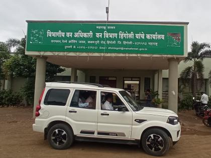 The superintendent of the forest office was caught red-handed while taking bribe from the accident victim employee | अपघातग्रस्त कर्मचाऱ्याकडून लाच घेताना वन कार्यालयाच्या अधीक्षकास रंगेहाथ पकडले