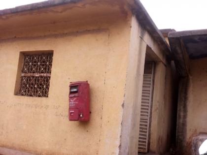 Students, postmen in one place; For lack of building, the post has been filled in the school room for 20 years | विद्यार्थी, पोस्टमन एकाच ठिकाणी; इमारतीअभावी २० वर्षांपासून शाळेच्या खोलीतच भरते पोस्ट