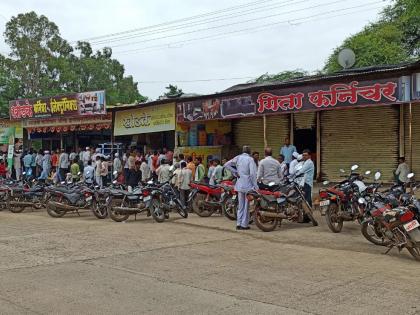 Sale of 200 metric tons of urea in three days; Farmers rush for urea | तीनच दिवसात २०० मे.टन युरियाची विक्री; युरियासाठी शेतकऱ्यांची झुंबड