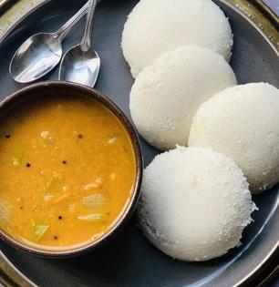 सकाळच्या नाश्त्याला इडली सांबार खाण्याचे ५ फायदे, पचन आणि पोषण दोन्हीसाठी उपयुक्त