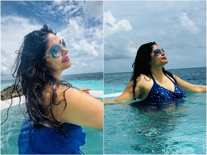 Actress producer Shweta Shinde photoshoot in pool | निळा स्विमसूट घालून पूलमध्ये उतरली मराठमोळी अभिनेत्रीचा, बोल्ड अंदाज पाहून नेटकरी झाले घायाळ