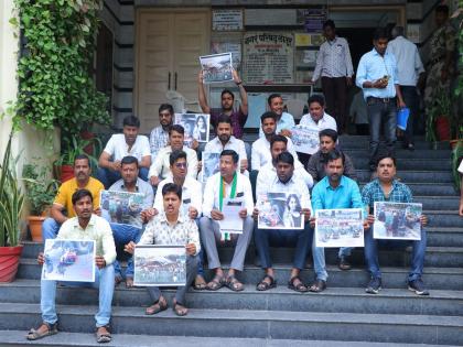 Agitaion of Latur Youth Congress against Unique Pole on streets | युनिक पाेलविराेधात लातुरात युवक काँग्रेसचे आंदाेलन