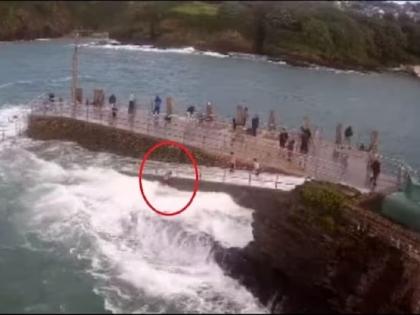 uk girl swept out to sea rescued by on lookers dangerous video viral | Video - समुद्र किनाऱ्यावर मौजमजा करत होती मुलगी; मोठी लाट आली, वाहून गेली पण तितक्यात...