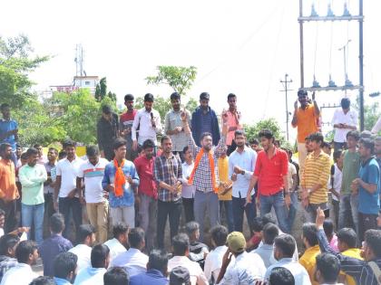 students agitaion in Latur to reduce fees for direct service examination | सरळ सेवा परीक्षेचे शुल्क कमी करण्यासाठी लातुरात आंदोलन