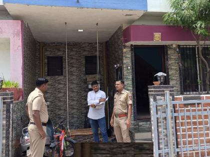 Burglary in elite colony in Paithan; lakhs of cash n ornament looted, they stole the neighbor's bike | पैठणमध्ये उच्चभ्रू कॉलनीत घरफोडी; लाखोंचा ऐवज लंपास, शेजाऱ्याची दुचाकीही पळवली