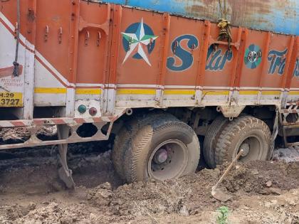 Congestion of water during monsoon in Satara area; Tankers will also come due to mud | सातारा परिसरात भर पावसाळ्यात पाण्याचा ठणठणाट; चिखलामुळे टँकरही येईनात