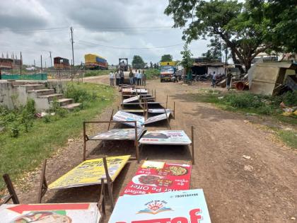 Strict action by Latur Municipality; Unauthorized advertising pole stands destroyed by roller driving | लातूर पालिकेची कडक कारवाई; अनधिकृत जाहिरातींचे पोल स्टॅन्ड केले रोलर चालवून नष्ट