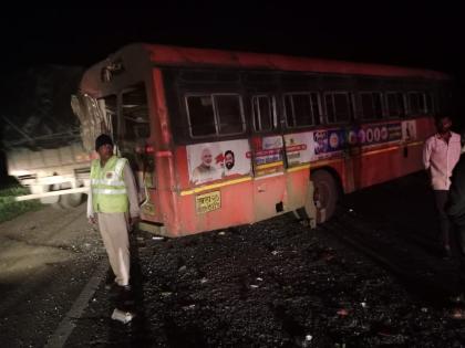 Tempo hit the bus; The bus driver who had punctured the tire was killed | बसला टेम्पो धडकला; टायर पंक्चर काढणारा बसचालक ठार