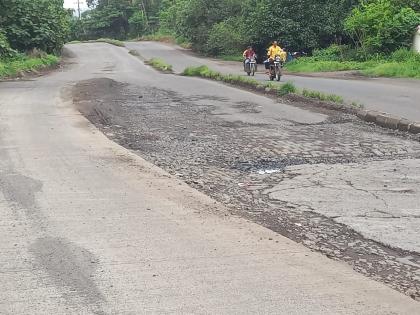 Dilapidated condition of Mankoli Chinchoti road in Bhiwandi | भिवंडीतील मानकोली चिंचोटी रस्त्याची दुरावस्था