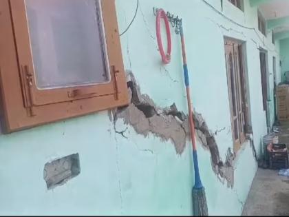 shimla himachal pradesh natural disaster cracks in house landslide in shimla incessant rain create panic | पावसाचं रौद्ररुप! घराला पडू लागल्या भेगा; घाबरलेल्या कुटुंबांनी सोडली घरं, परिस्थिती गंभीर