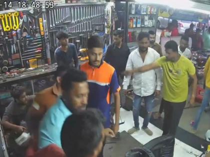 Garage driver assaulted by youth in Badlapur's Gandhi Chowk | बदलापूरच्या गांधी चौकात गॅरेज चालकाला तरुणांची मारहाण