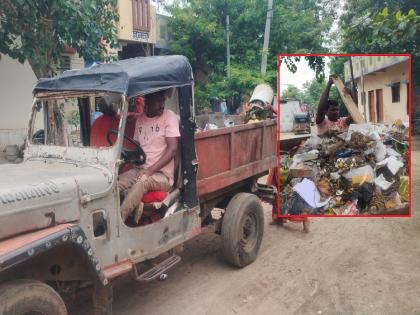 Sarpanch husband turned sanitation worker; The gong carts drive themselves and dump the dirt and garbage outside the gate | सरपंच पती बनले स्वच्छतादूत; घंटागाडी स्वतः चालवत घाण अन् कचरा टाकतात वेशीबाहेर