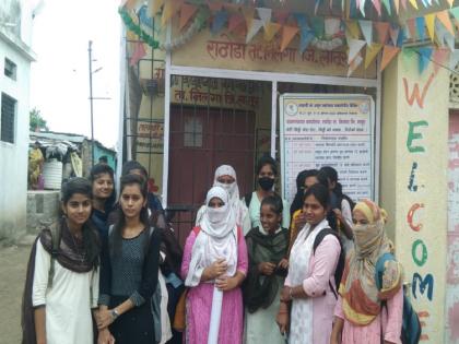 leave the bus on time; Students thiyya agitation in front of Gram Panchayat | वेळेवर बस सोडा; विद्यार्थ्यांचा ग्रामपंचायतसमोर ठिय्या