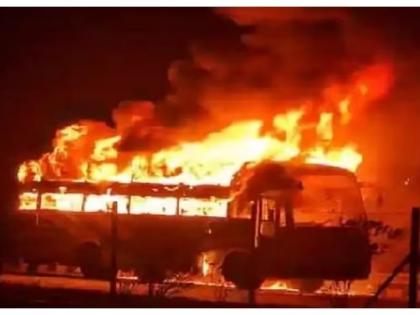 fierce fire broke out in moving bus in pakistan 30 people burnt to death many injured | पाकिस्तानच्या पंजाब प्रांतात चालत्या बसला भीषण आग; 30 प्रवाशांचा होरपळून मृत्यू, 7 जखमी