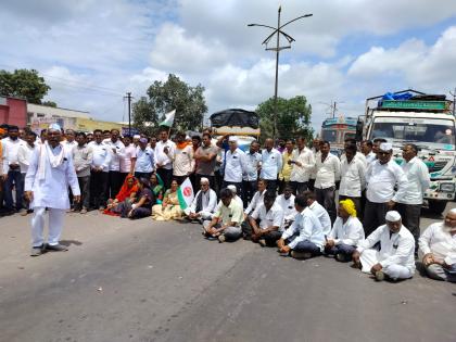 Block the path of farmers' association! | येवल्यात शेतकरी संघटनेचा रास्ता रोको!