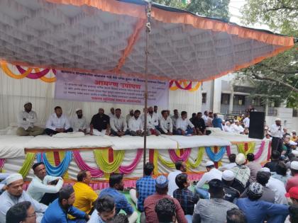 Fasting of the Muslim community in Kopargaon, demanding the arrest of the accused who desecrated the scriptures | कोपरगावात मुस्लिम समाजाचे उपोषण, धर्मग्रंथाची विटंबना करणाऱ्या आरोपीस अटक करण्याची मागणी