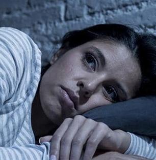 करवटे बदलते रहे सारी रात..? सायंकाळी ४ चुका टाळा, तरच रात्री लागेल शांत झोप