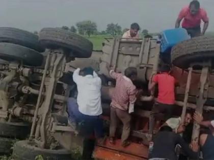 Industrial oil tanker overturned; upset of villagers who understand diesel | इंडस्ट्रीयल ऑईलचे टँकर उलटले; डिझेल समजून ग्रामस्थांची कॅन, बादल्या घेऊन टँकरवर चढाई