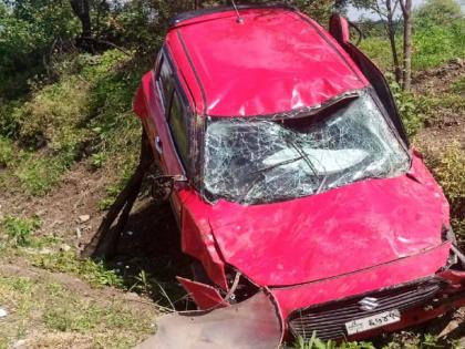 The car went out of control while avoiding a pothole; Five people are critical | खड्डा चुकविताना कार अनियंत्रित होऊन उलटली; पाच जण गंभीर