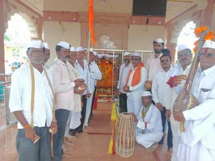 Farmers pray for rain - in the sound of mridangas, eleven Marutis are saved by water anointing | पावसासाठी शेतकऱ्यांचे टाळ-मृदंगांच्या गजरात अकरा मारुतीला जलाभिषेकाने साकडे