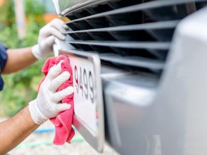 man become millionaire by selling number plates weird career number plate | पैसाच पैसा! गाड्यांच्या नंबर प्लेट खरेदी करुन 'तो' झाला करोडपती; 'असं' फळफळलं नशीब